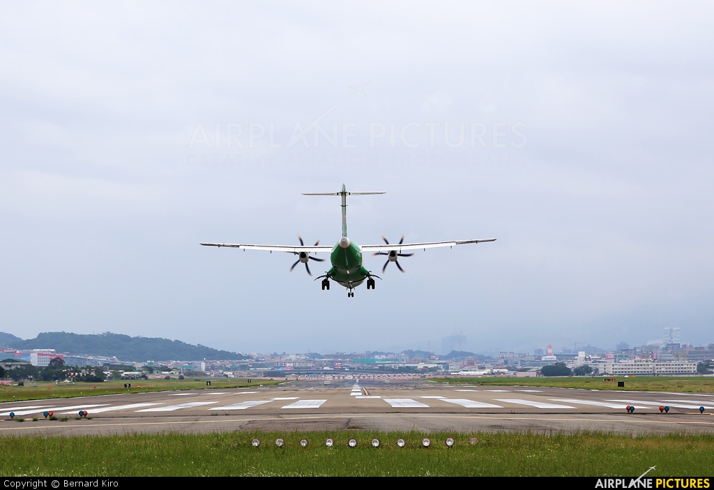 Uni Air B-17002 aircraft at Taipei Sung Shan/Songshan Airport