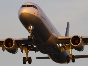 D-AIST - Lufthansa Airbus A321