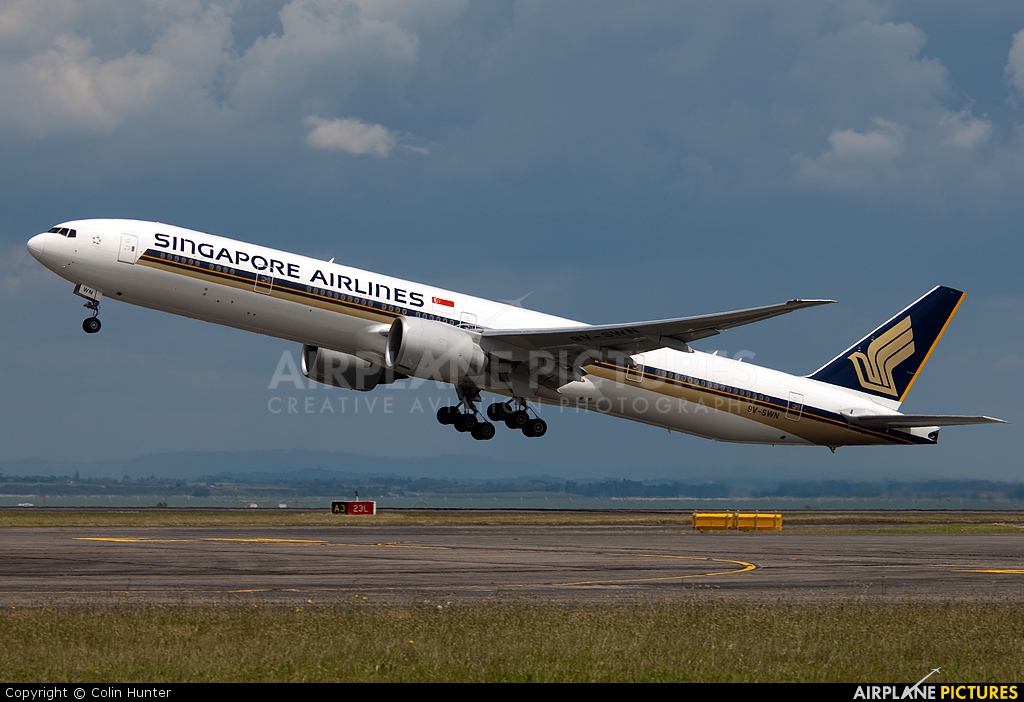 Singapore Airlines 9V-SWN aircraft at Auckland Intl