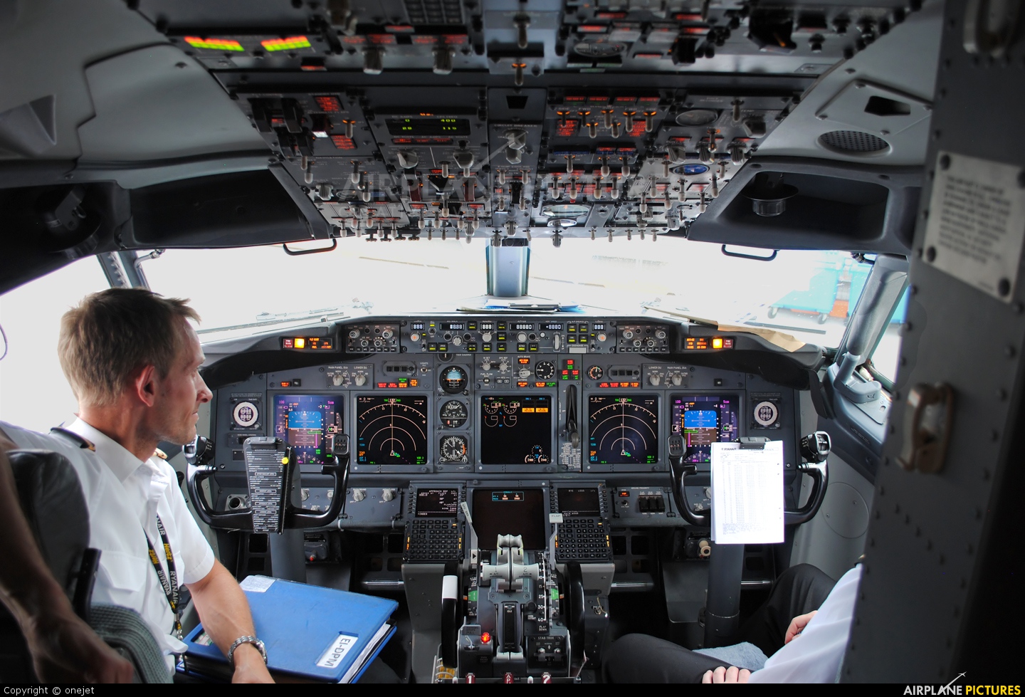 737 900 cockpit