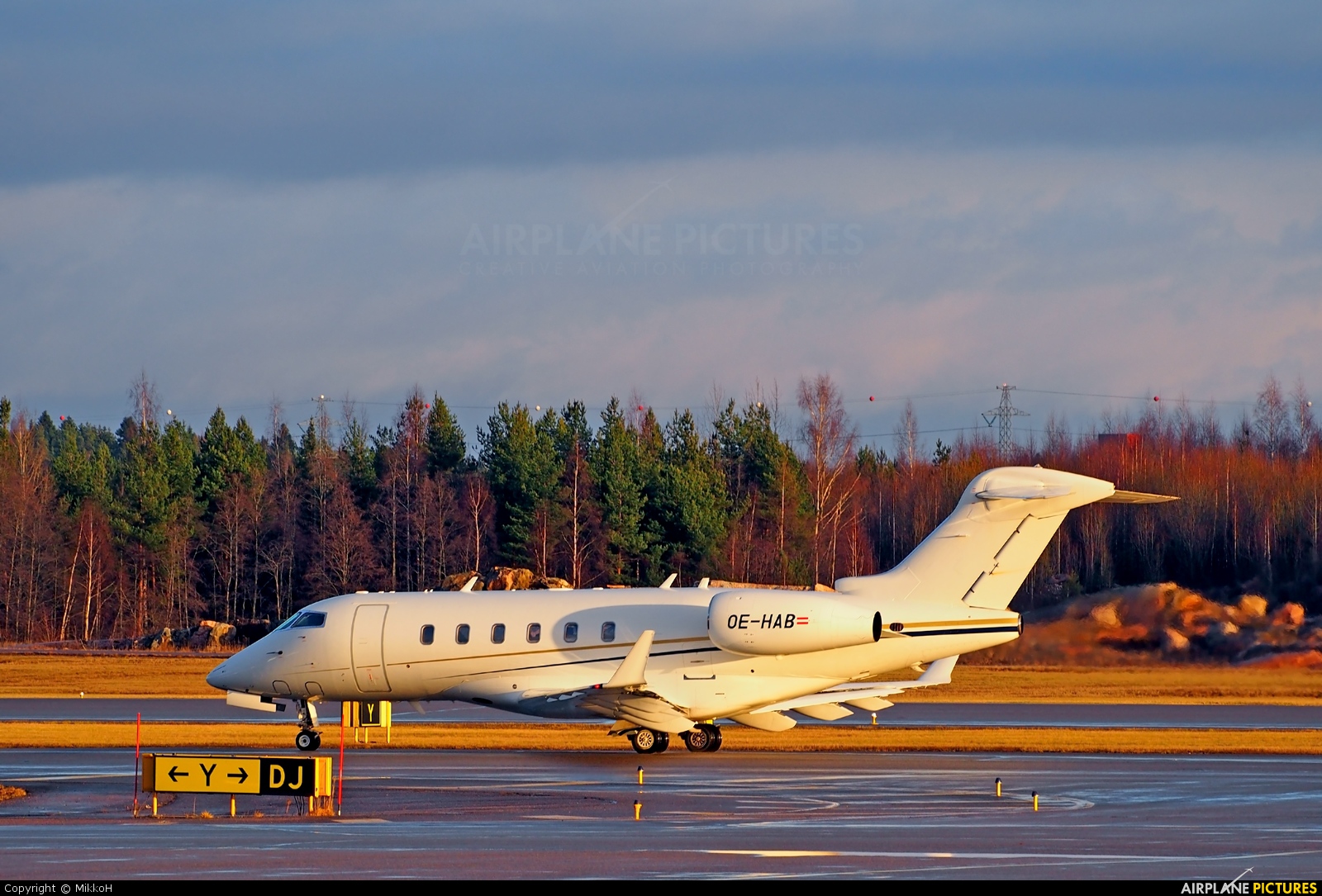 Avcon Jet OE-HAB aircraft at Helsinki - Vantaa