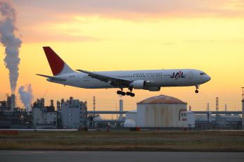 JA8268 - JAL - Japan Airlines Boeing 767-300
