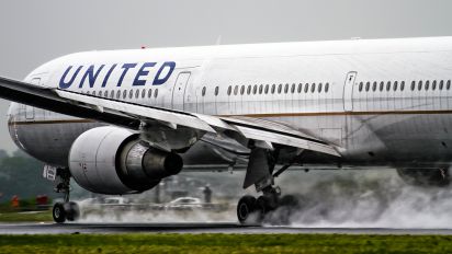 - - United Airlines Boeing 767-400ER