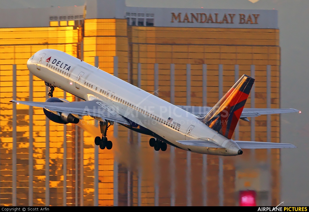 Delta Air Lines N678DL aircraft at Las Vegas - McCarran Intl