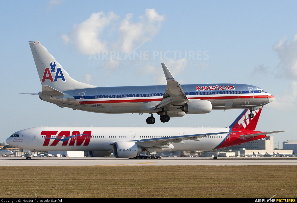 American Airlines N899NN aircraft at Miami Intl