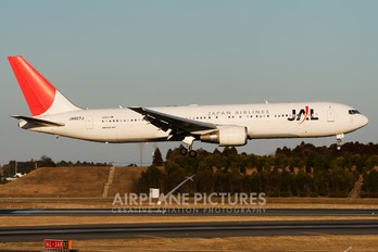 JA607J - JAL - Japan Airlines Boeing 767-300ER