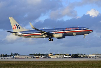 N935AN - American Airlines Boeing 737-800