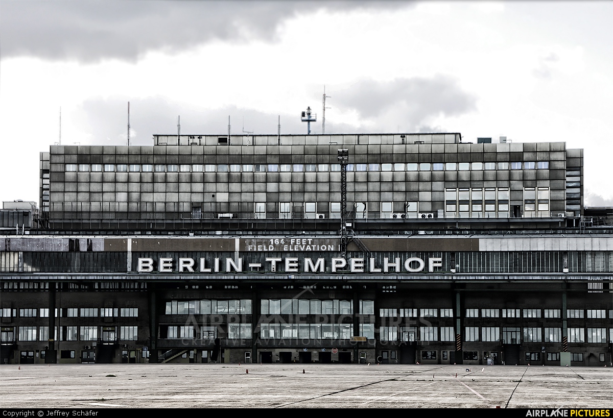 - Airport Overview - aircraft at Berlin - Tempelhof