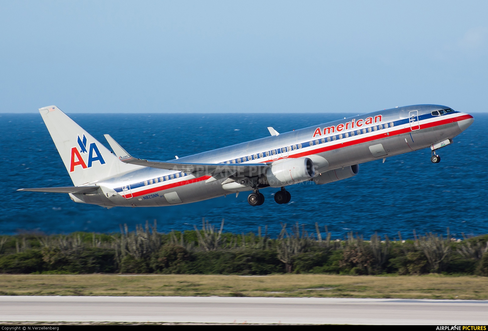American Airlines N825NN aircraft at Hato / Curaçao Intl