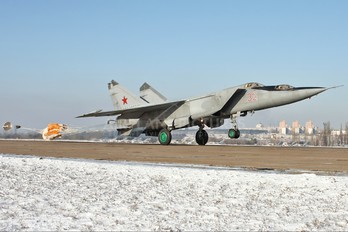 32 - Russia - Air Force Mikoyan-Gurevich MiG-25PU
