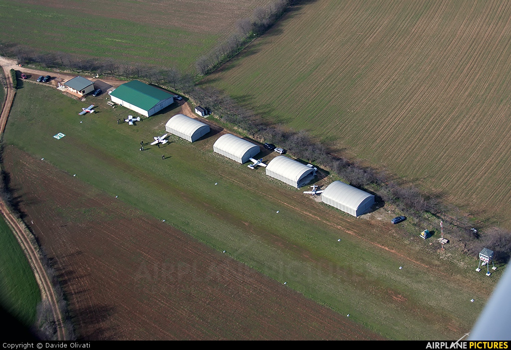 - Airport Overview - aircraft at Bedizzole