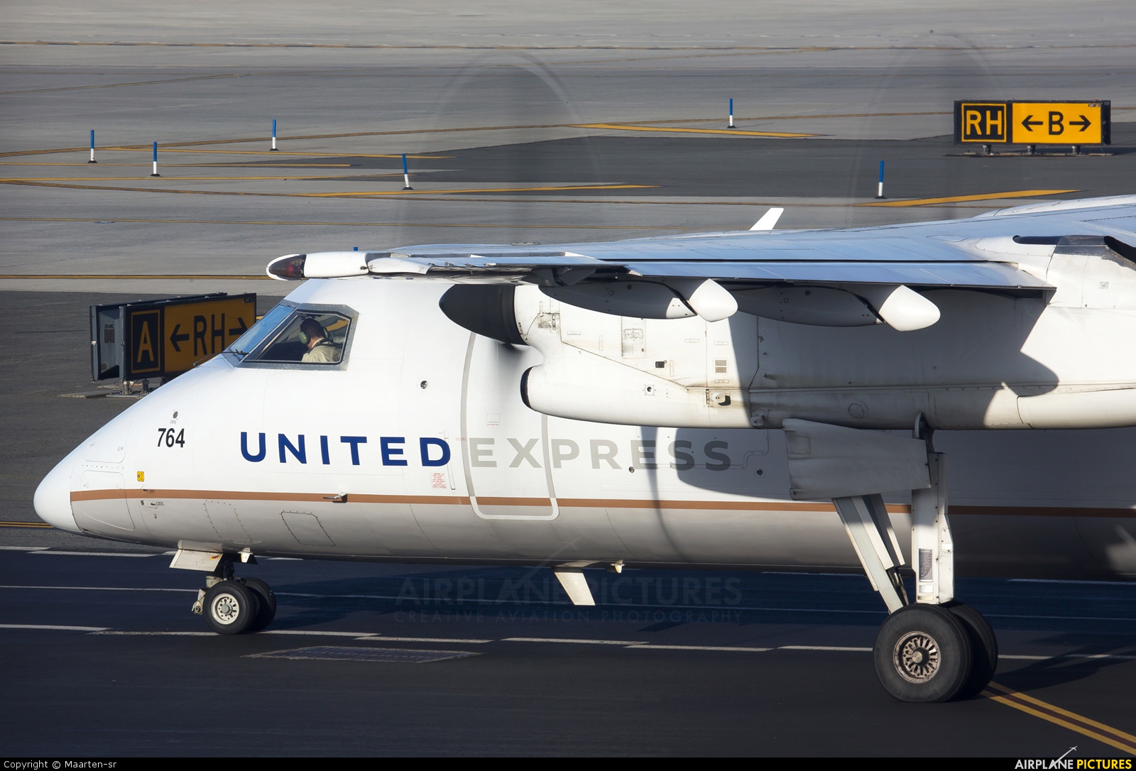 United Express (CommutAir) N359PH aircraft at Newark Liberty Intl