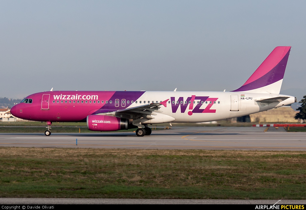 Wizz Air HA-LPU aircraft at Verona - Villafranca