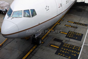 N78004 - United Airlines Boeing 777-200ER