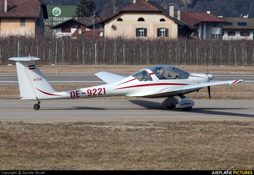 Private OE-9221 aircraft at Innsbruck