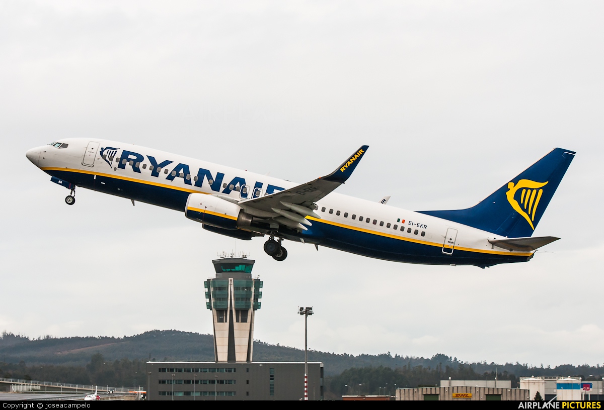 Ryanair EI-EKR aircraft at Santiago de Compostela