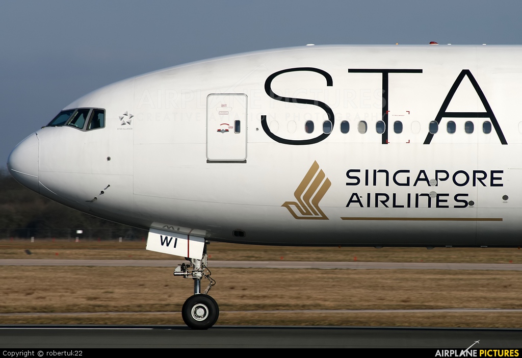 Singapore Airlines 9V-SWI aircraft at Manchester
