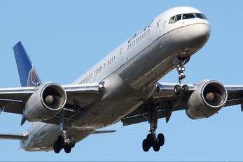 N33103 - United Airlines Boeing 757-200