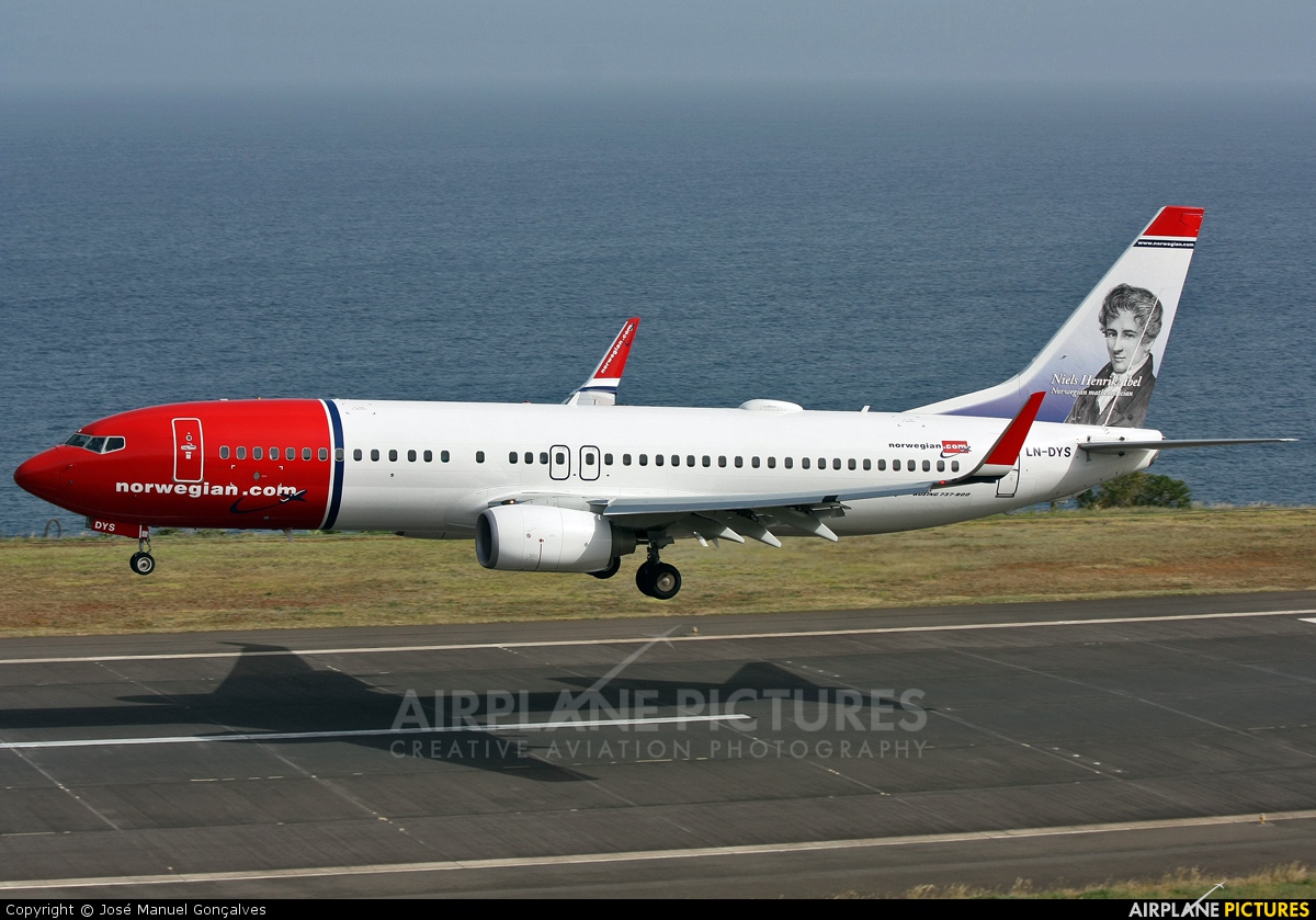 Norwegian Air Shuttle LN-DYS aircraft at Madeira