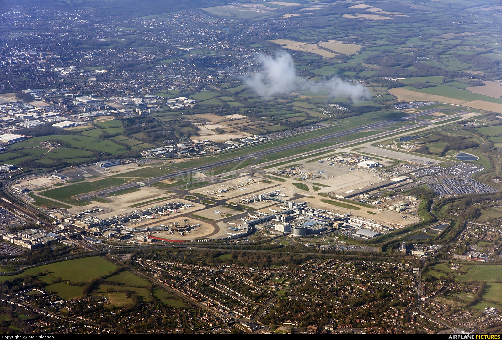 - Airport Overview - aircraft at London - Gatwick