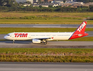 PT-MXD - TAM Airbus A321