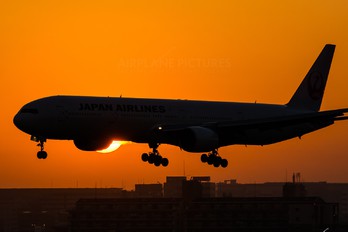JA8941 - JAL - Japan Airlines Boeing 777-300