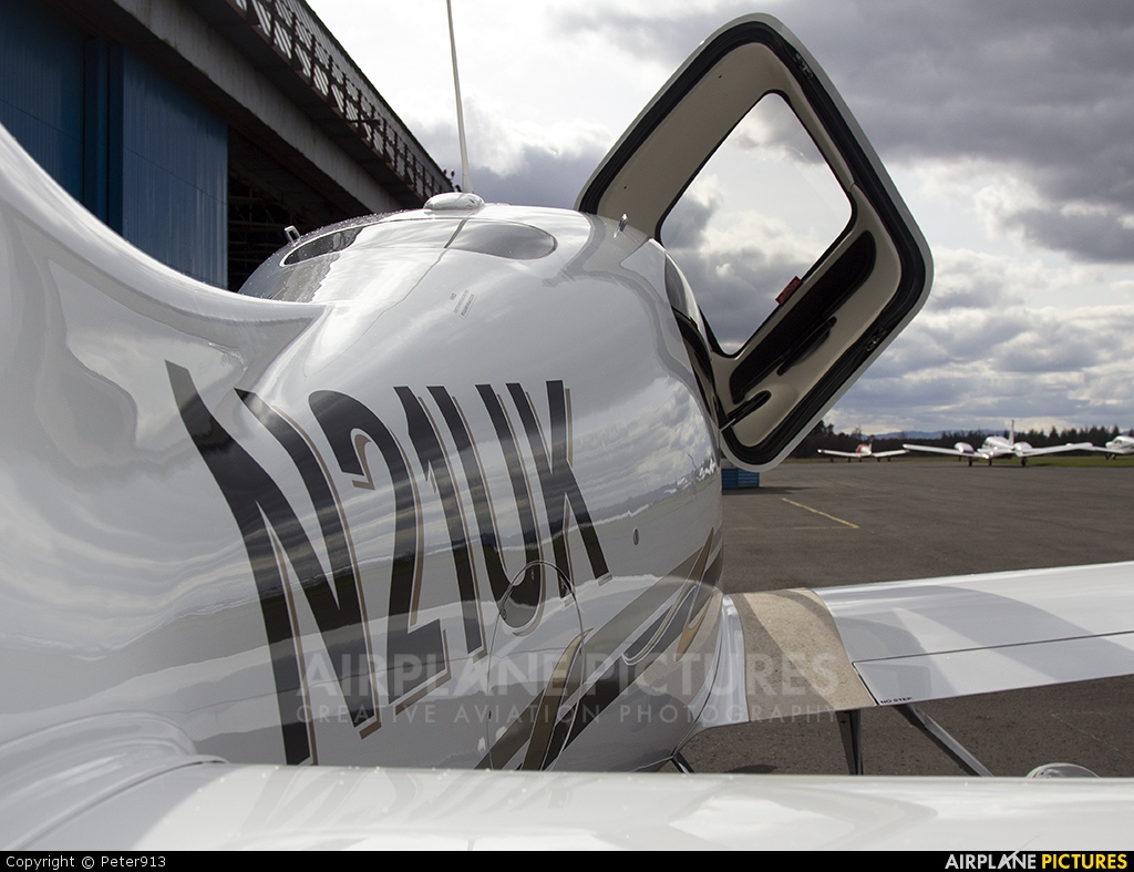 Private N21UK aircraft at Perth - Scone
