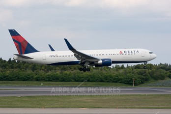 N194DN - Delta Air Lines Boeing 767-300ER