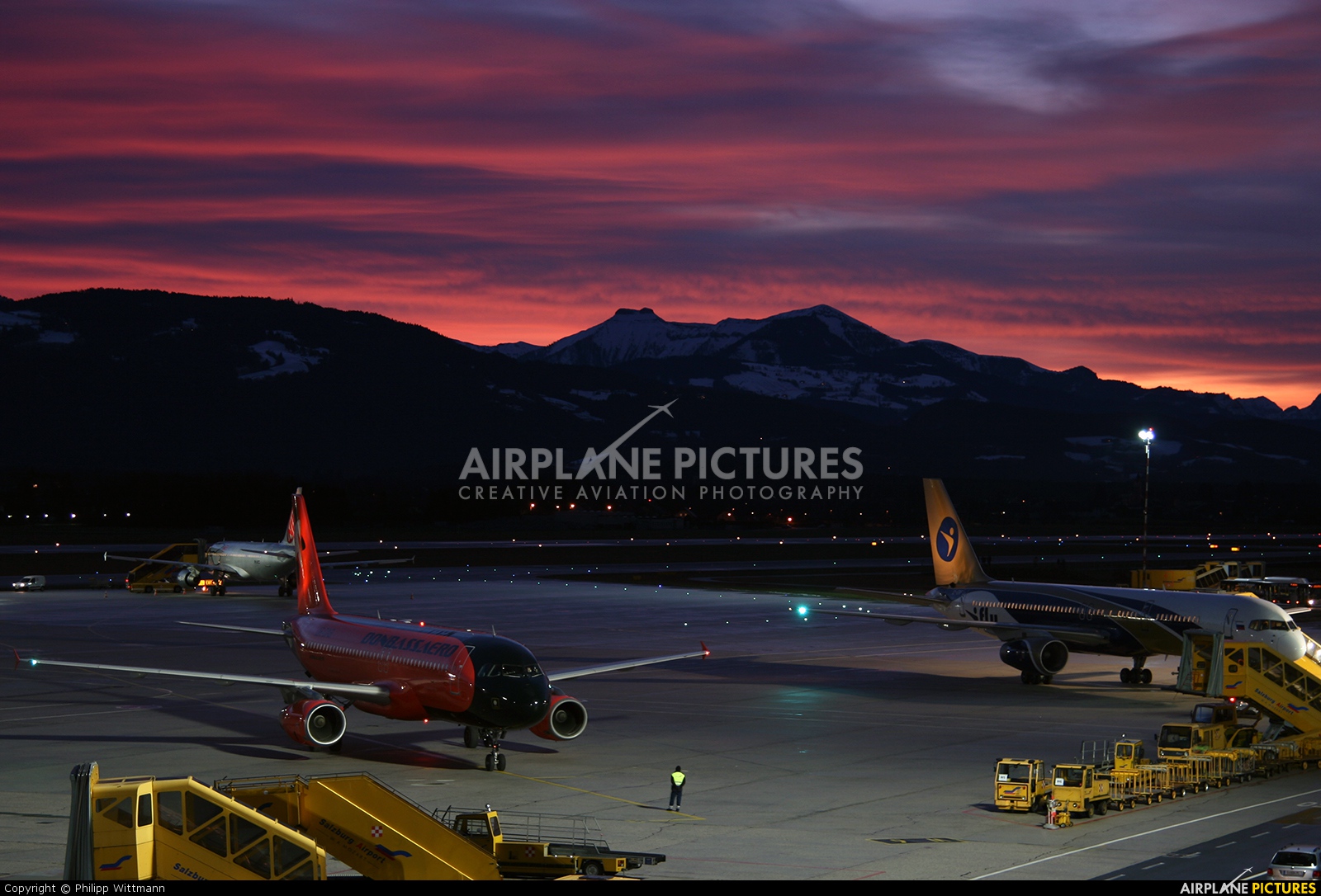 - Airport Overview - aircraft at Salzburg