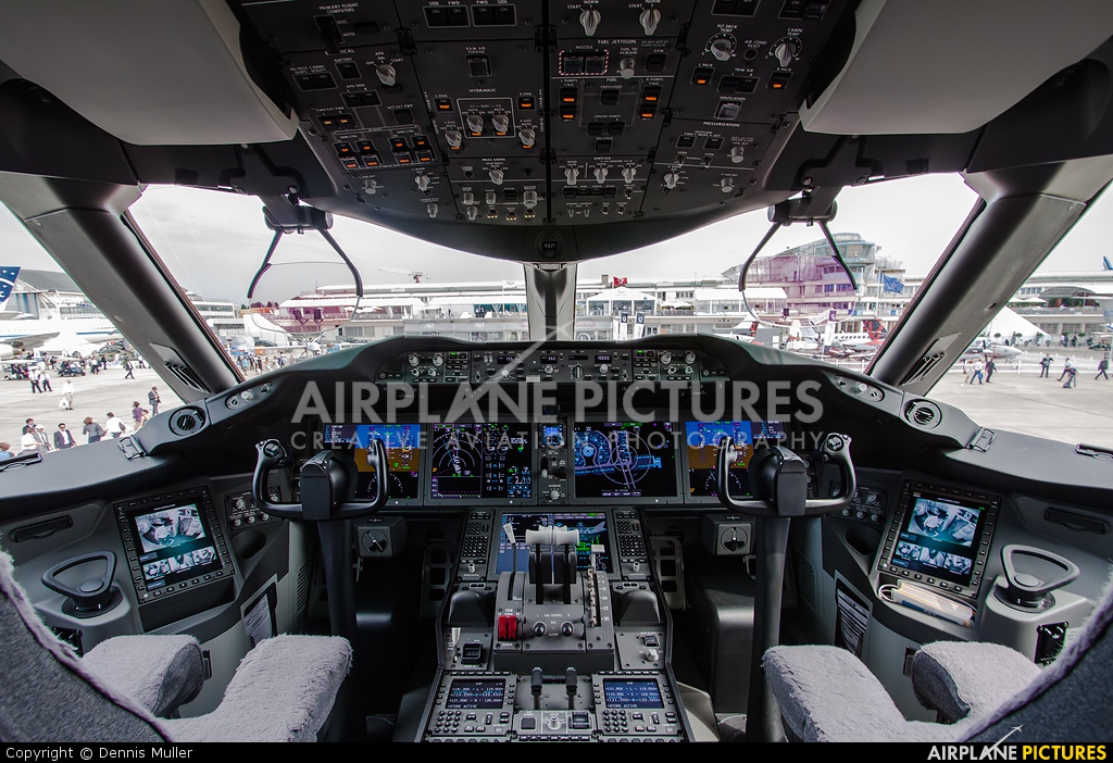 Qatar Airways A7-BCD aircraft at Paris - Le Bourget