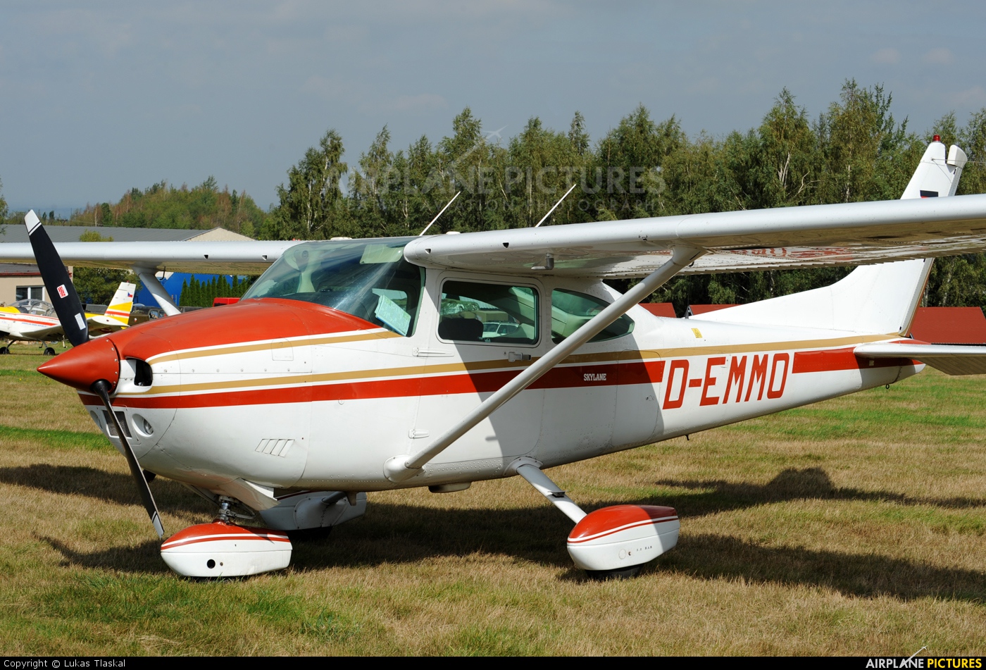 Private D-EMMO aircraft at Skuteč