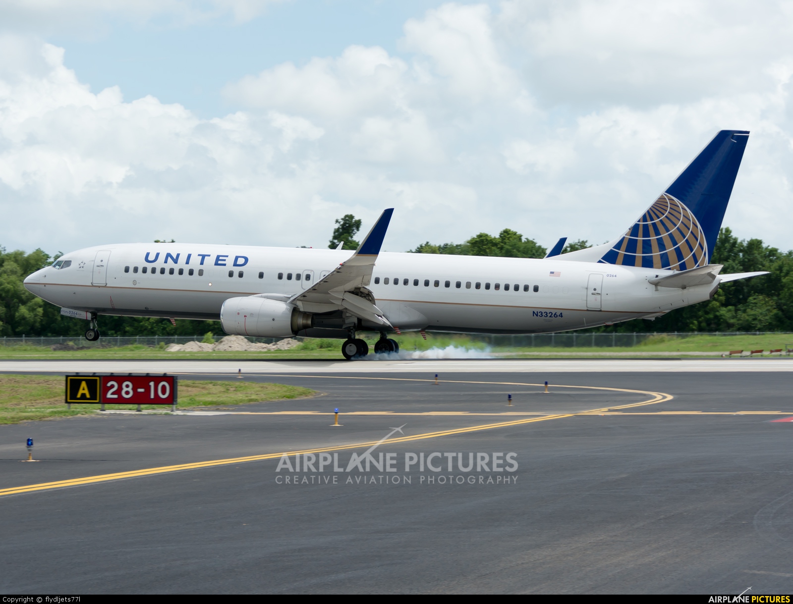 United Airlines N33264 aircraft at New Orleans - Louis Armstrong Intl