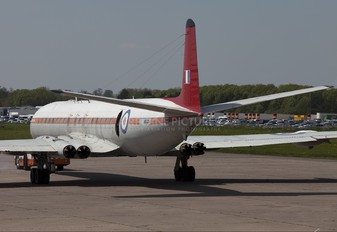 XS235 - Royal Aircraft Establishment de Havilland DH.106 Comet 4C