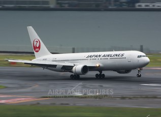 JA8398 - JAL - Japan Airlines Boeing 767-300