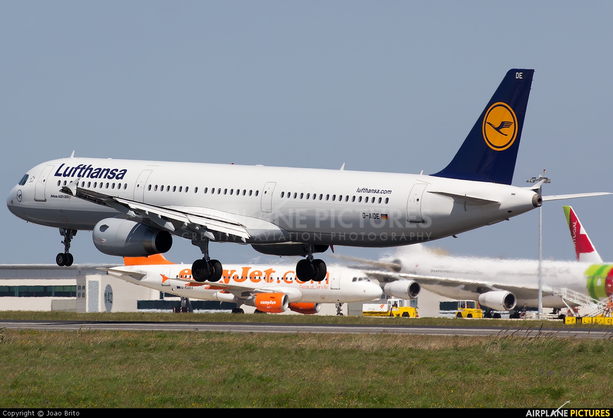 Lufthansa D-AIDE aircraft at Lisbon