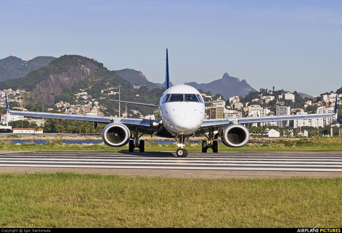 Azul Linhas Aéreas PR-AYD aircraft at Rio de Janeiro - Santos Dumont