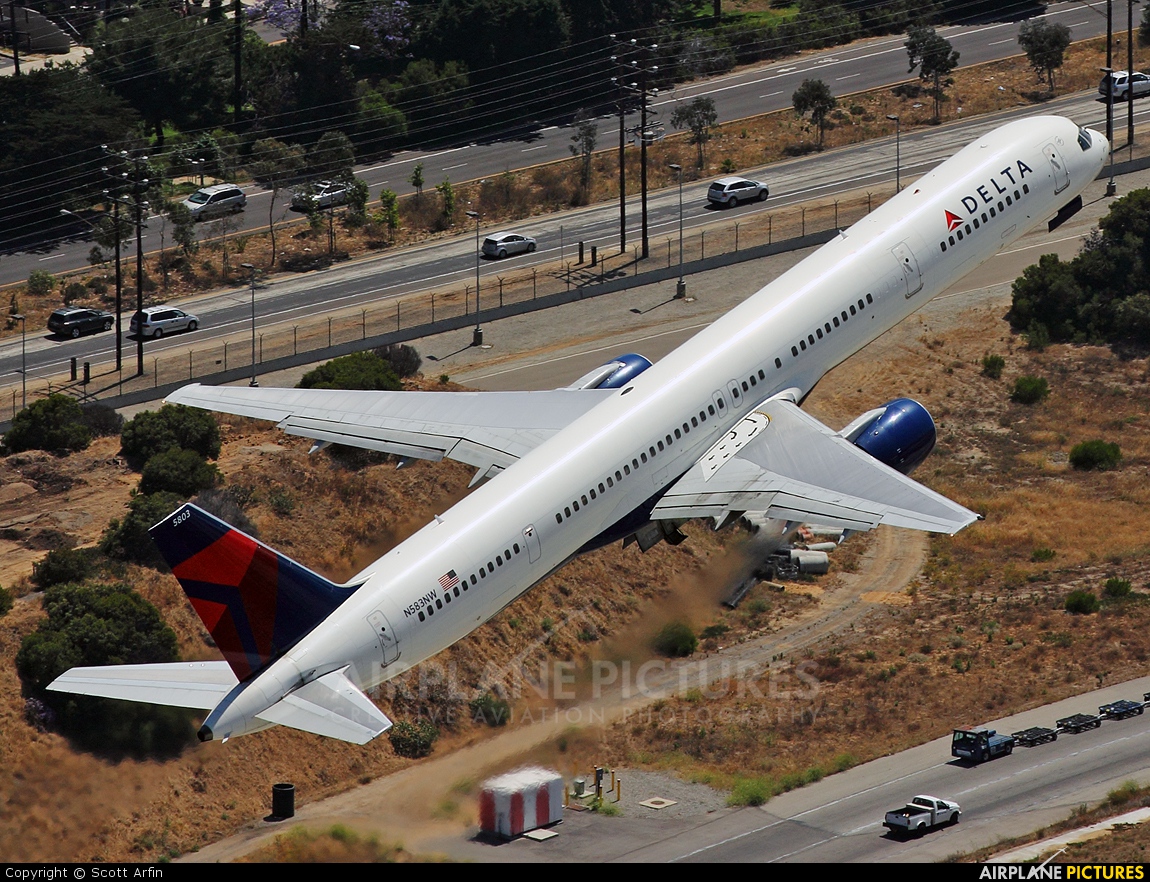 Delta Air Lines N583NW aircraft at Los Angeles Intl