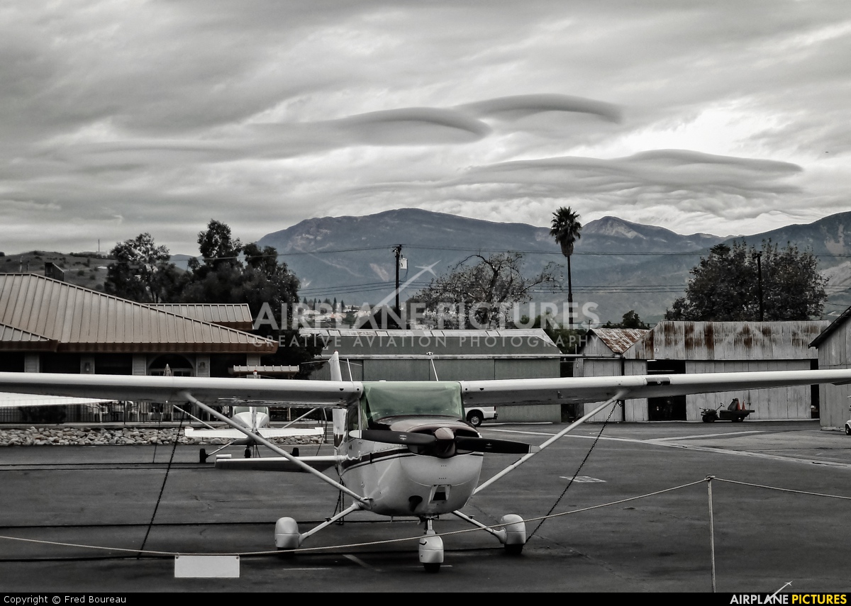 - Airport Overview - aircraft at Santa Paula