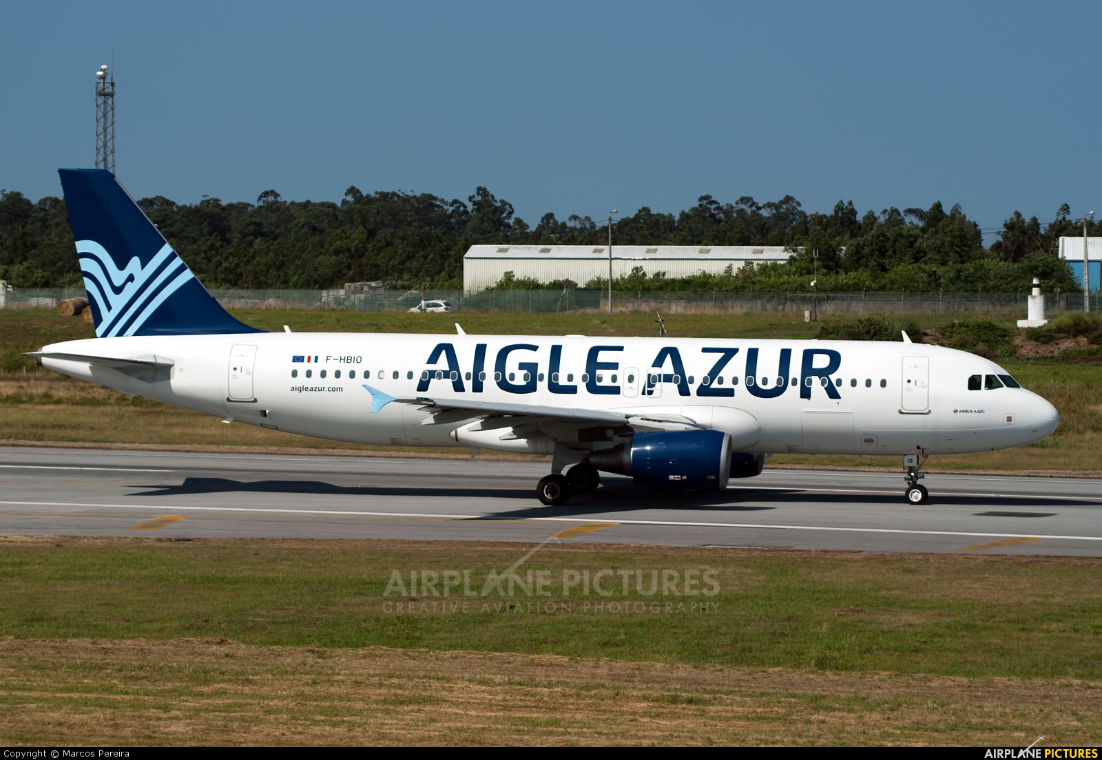 Aigle Azur F-HBIO aircraft at Porto
