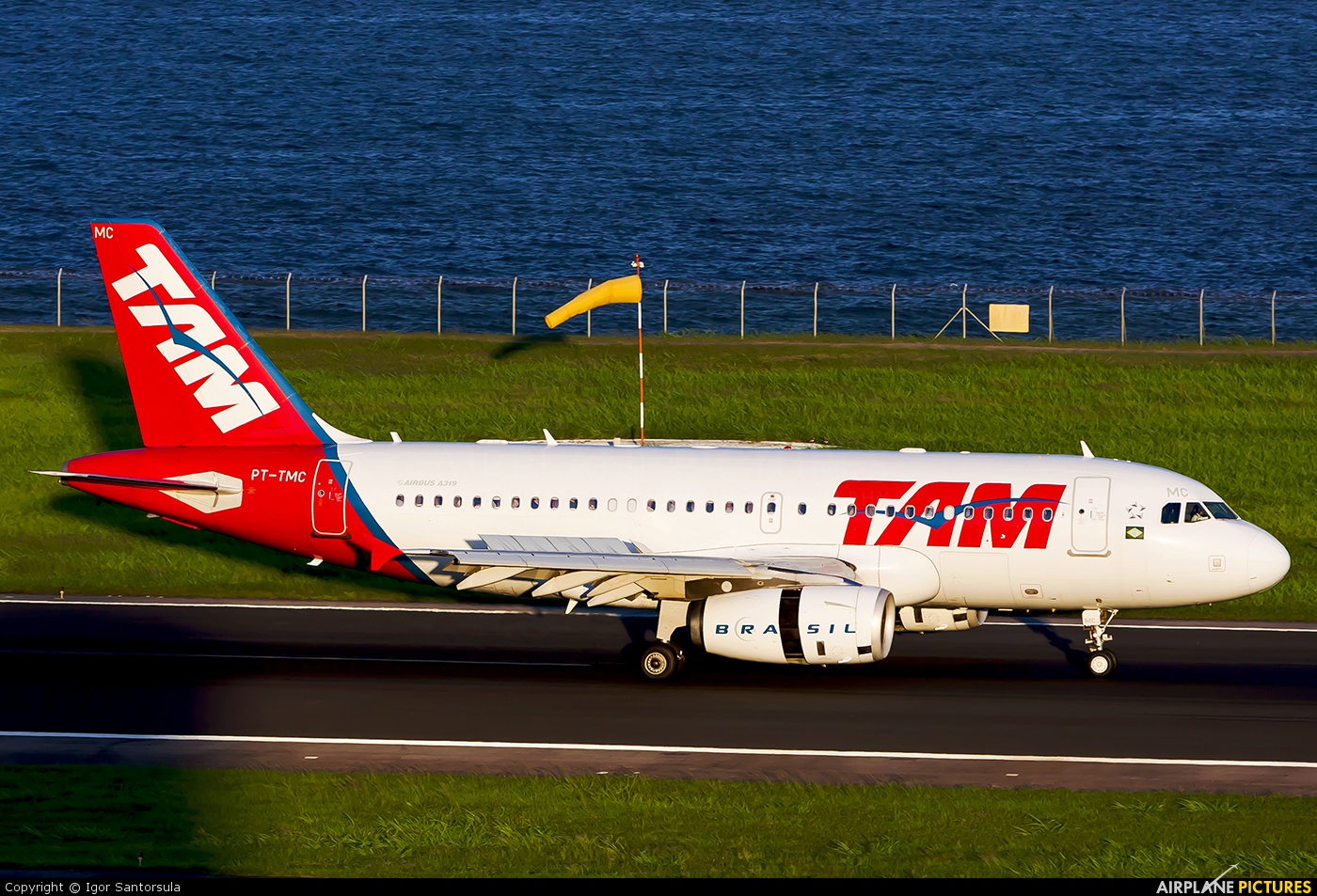 TAM PT-TMC aircraft at Rio de Janeiro - Santos Dumont