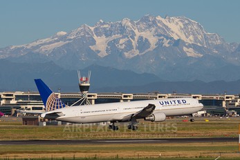 N76062 - United Airlines Boeing 767-400ER