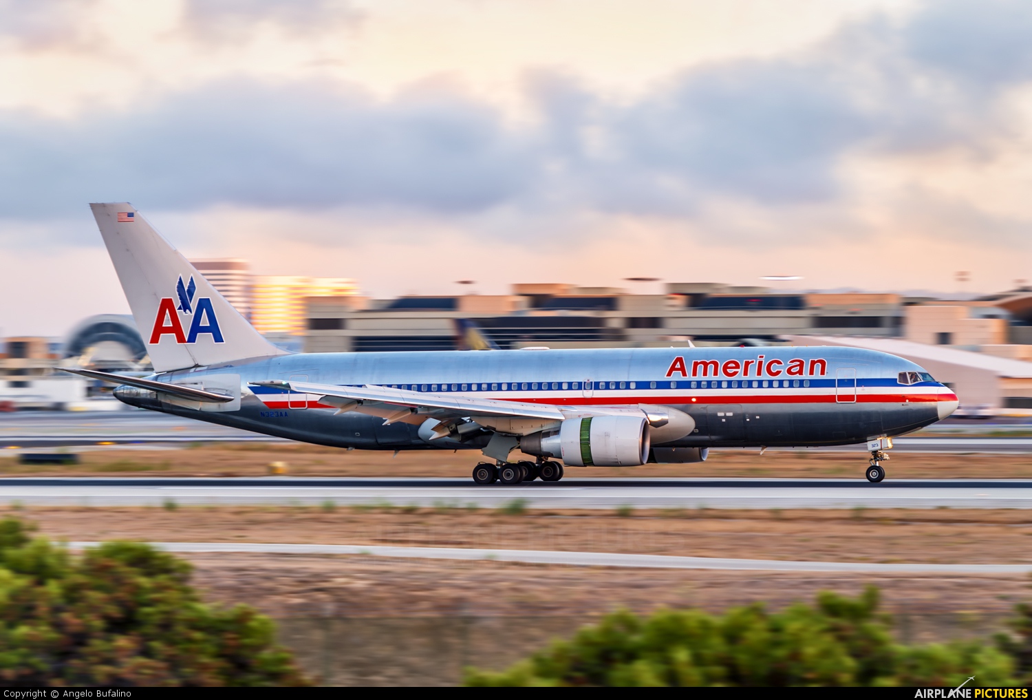 American Airlines N323AA aircraft at Los Angeles Intl