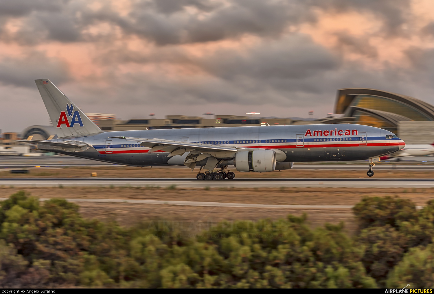 American Airlines N792AN aircraft at Los Angeles Intl