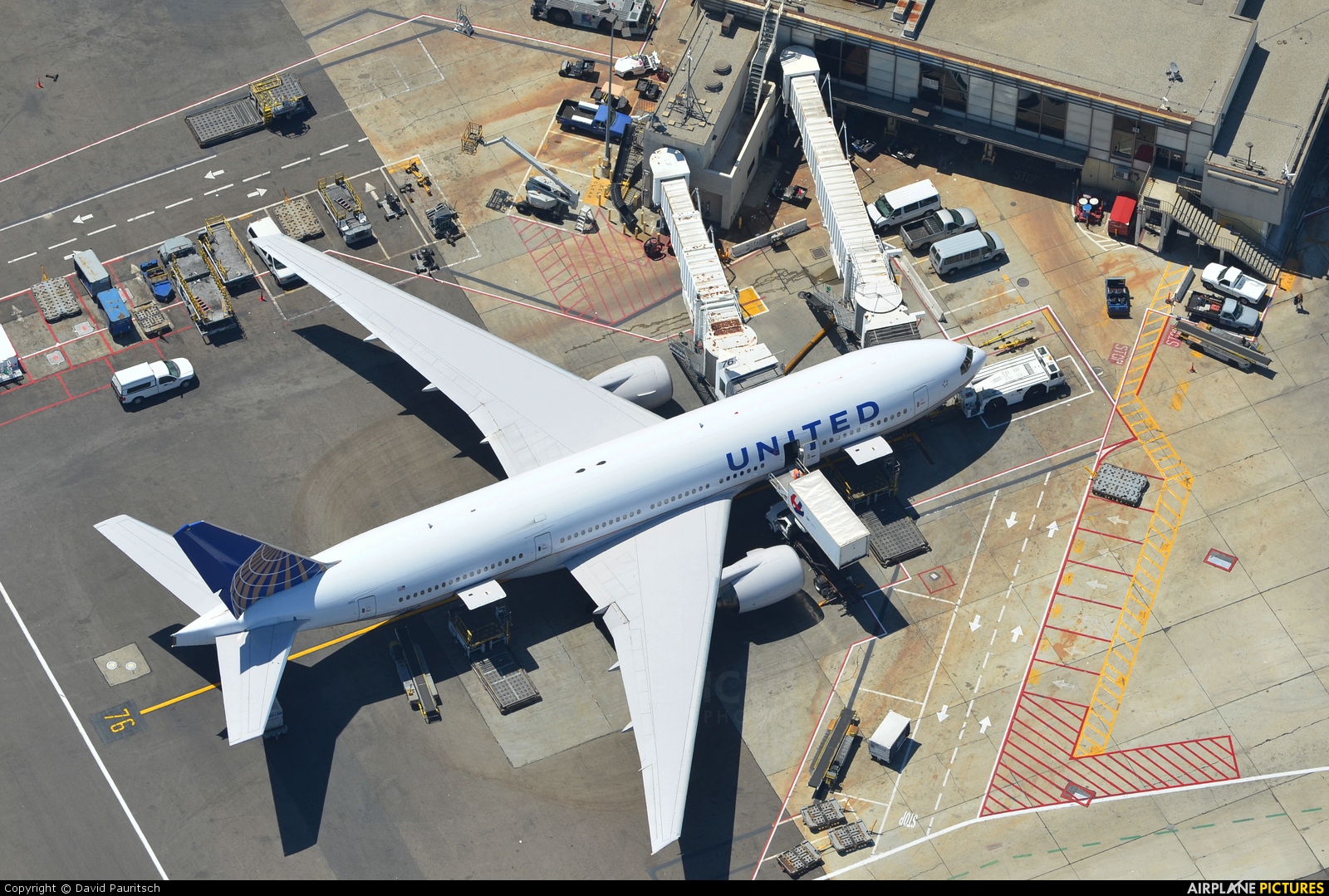 United Airlines N225UA aircraft at Los Angeles Intl
