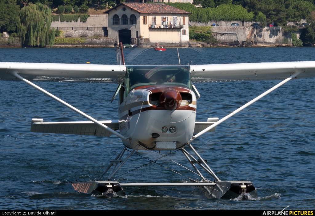 Private I-DROV aircraft at Como Idroscalo