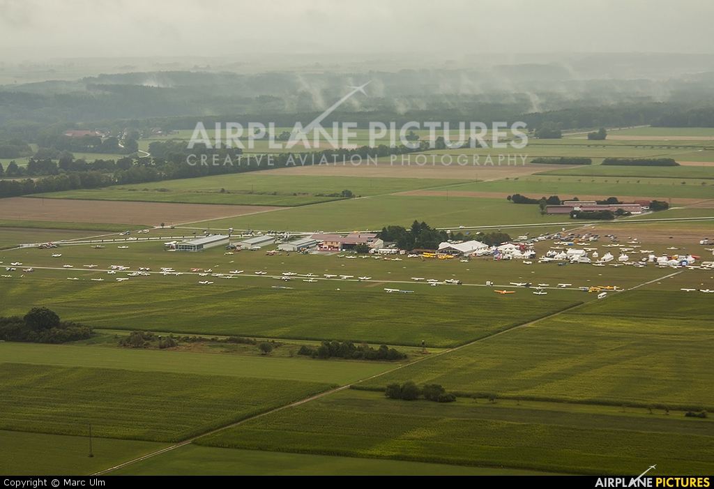 - Airport Overview - aircraft at Tannheim
