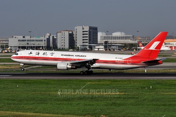 B-2563 - Shanghai Airlines Boeing 767-300