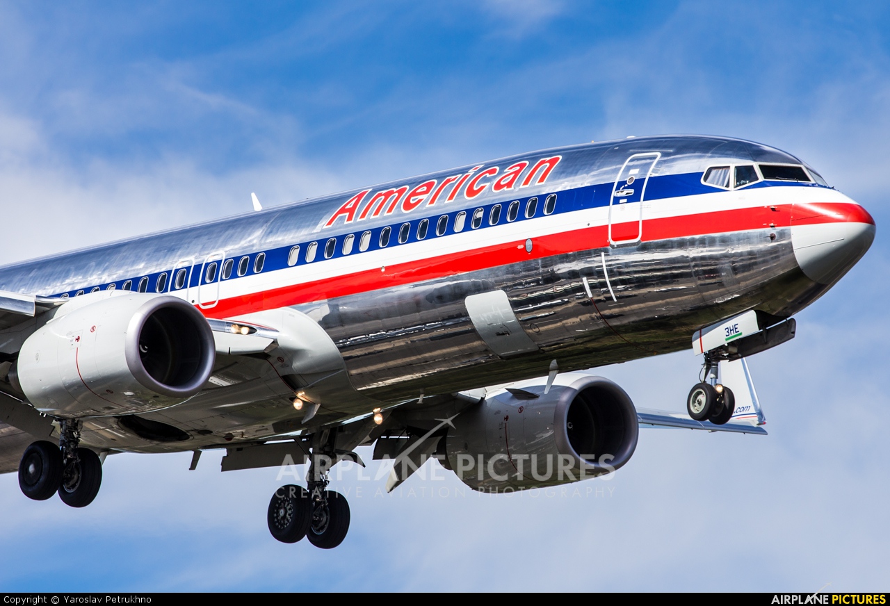 American Airlines N870NN aircraft at New York - La Guardia
