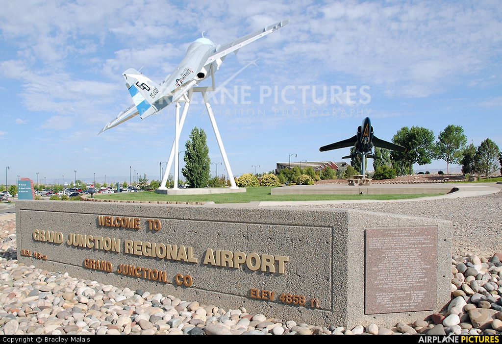 - Airport Overview - aircraft at Grand Junction Regional