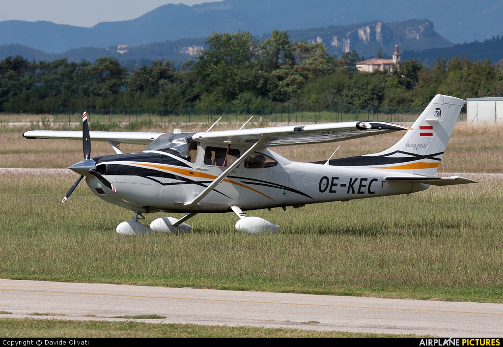 Private OE-KEC aircraft at Verona - Boscomantico